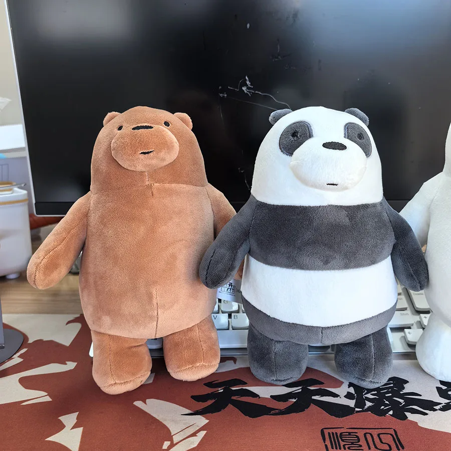 Peluche Panda - Nós, os Ursos | We Bare Bears Compre o Peluche Panda de Nós, os Ursos. Peluche macio disponível em 20 cm e 24 cm, ideal para fãs de We Bare Bears e da Cartoon Network.