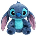 Peluche Stitch de Lilo & Stitch disponível em 30cm e 35cm. Macio, adorável e perfeito para abraçar, é ideal para crianças e fãs dos filmes Disney.