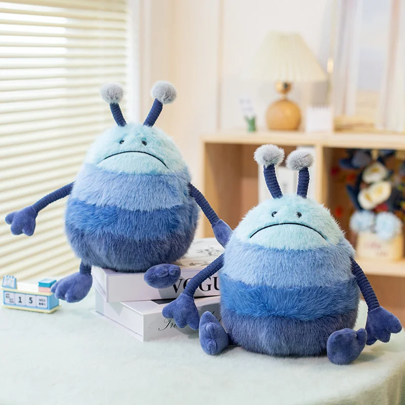 Peluche Monstro Azul 28cm – Peluche Infantil do Espaço Conheça o Peluche Monstro Azul 28cm, uma divertida criatura extraterrestre da coleção Space. Macio, original e perfeito para pequenos exploradores do espaço.