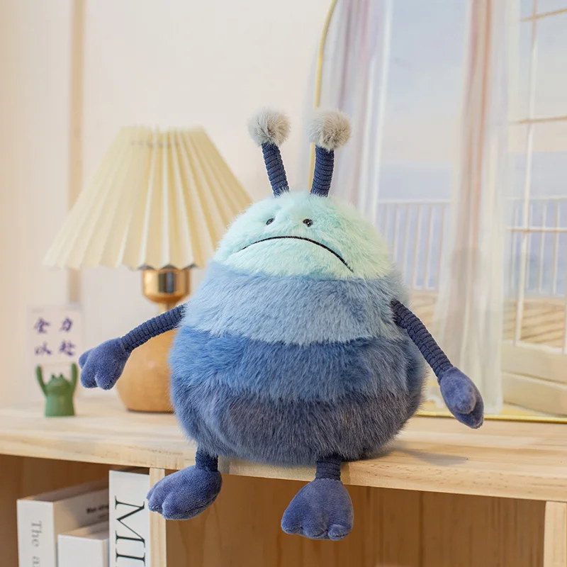 Peluche Monstro Azul 28cm – Peluche Infantil do Espaço Conheça o Peluche Monstro Azul 28cm, uma divertida criatura extraterrestre da coleção Space. Macio, original e perfeito para pequenos exploradores do espaço.