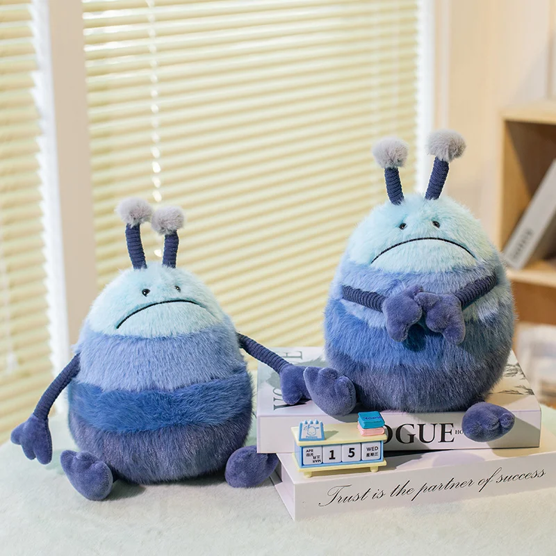 Peluche Monstro Azul 28cm – Peluche Infantil do Espaço Conheça o Peluche Monstro Azul 28cm, uma divertida criatura extraterrestre da coleção Space. Macio, original e perfeito para pequenos exploradores do espaço.