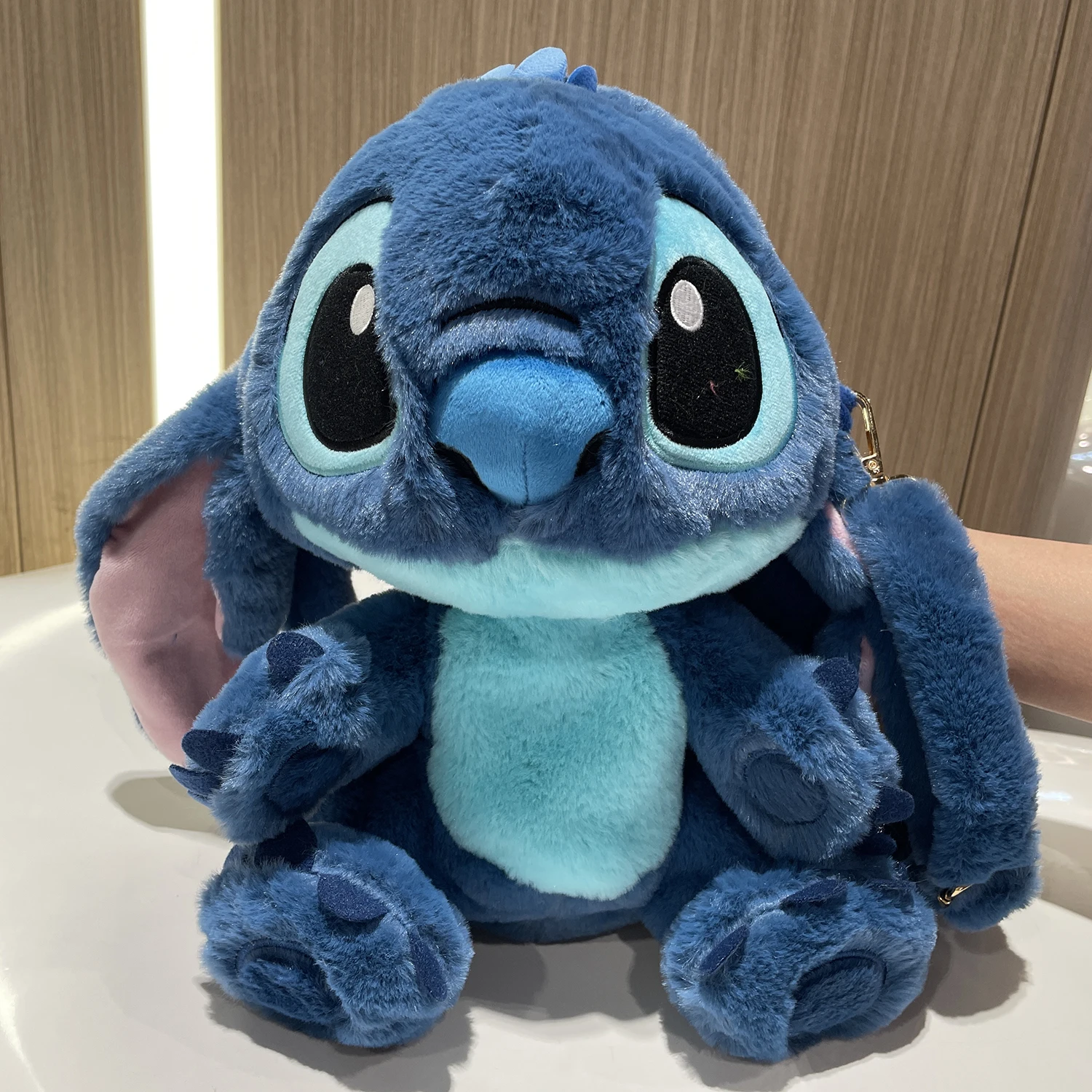 Peluche Stitch | 30cm e 35cm | Lilo & Stitch Peluche Stitch de Lilo & Stitch disponível em 30cm e 35cm. Macio, adorável e perfeito para abraçar, é ideal para crianças e fãs dos filmes Disney.