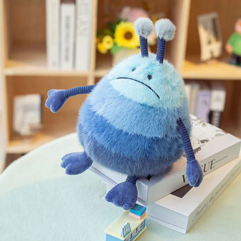 Peluche Monstro Azul 28cm – Peluche Infantil do Espaço Conheça o Peluche Monstro Azul 28cm, uma divertida criatura extraterrestre da coleção Space. Macio, original e perfeito para pequenos exploradores do espaço.
