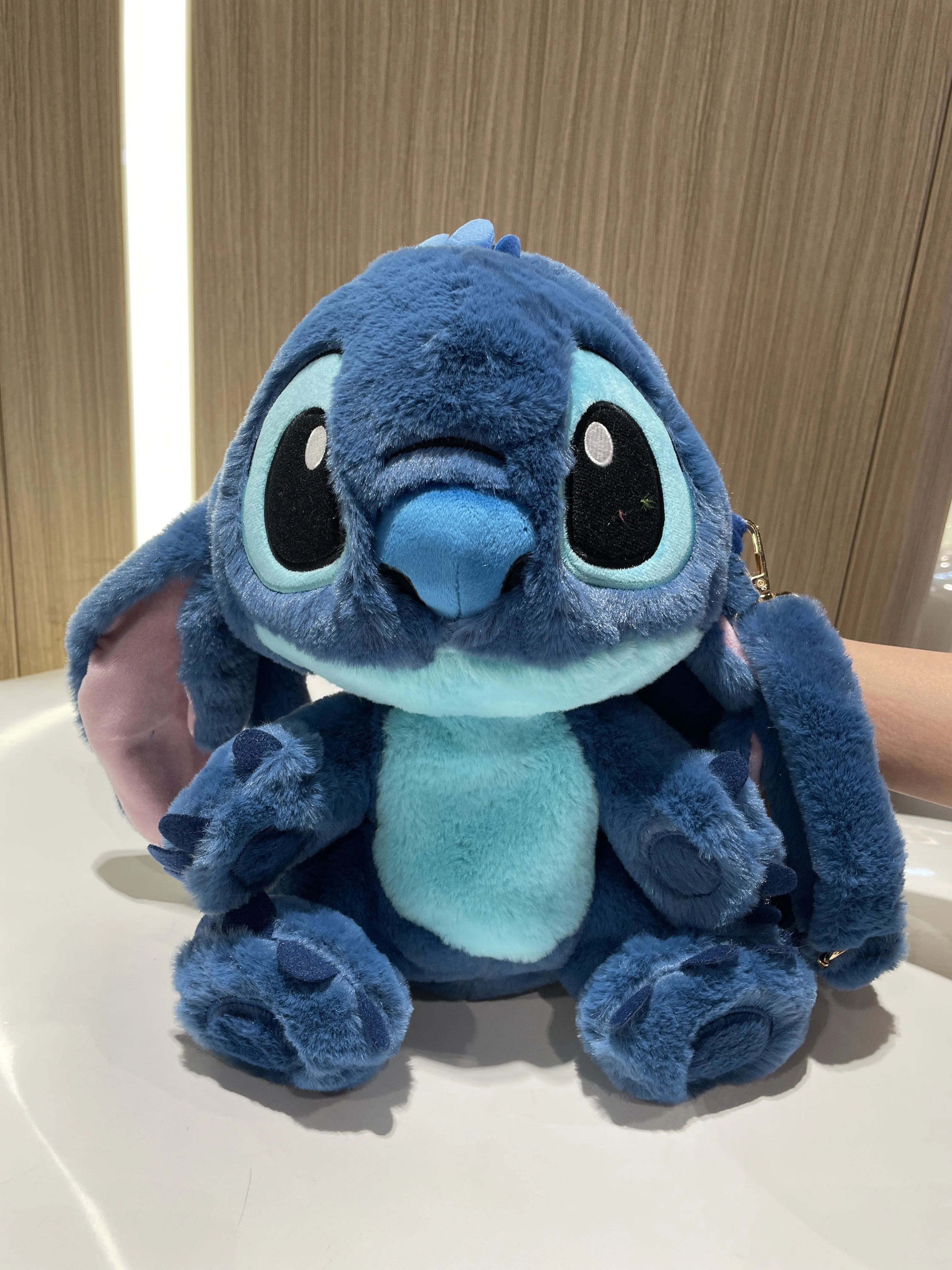 Peluche Stitch | 30cm e 35cm | Lilo & Stitch Peluche Stitch de Lilo & Stitch disponível em 30cm e 35cm. Macio, adorável e perfeito para abraçar, é ideal para crianças e fãs dos filmes Disney.
