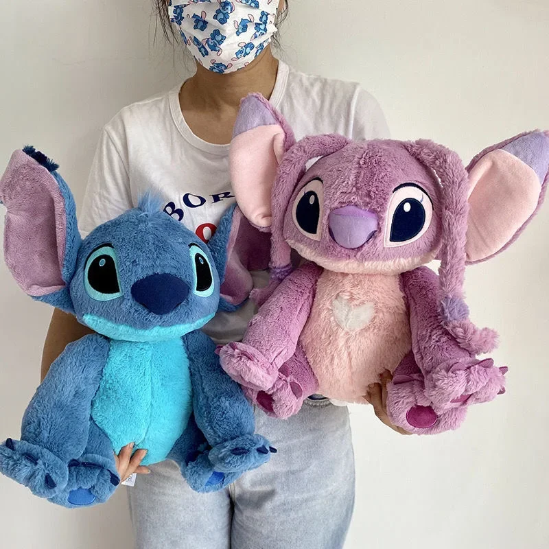 Peluche Stitch - Lilo & Stitch 40cm - Bonecos de Peluche Lilo & Stitch Peluche Stitch 40cm de Lilo & Stitch, macio e perfeito para abraçar. Descobre este peluche infantil dos filmes Disney na Plushie, com envio gratuito.