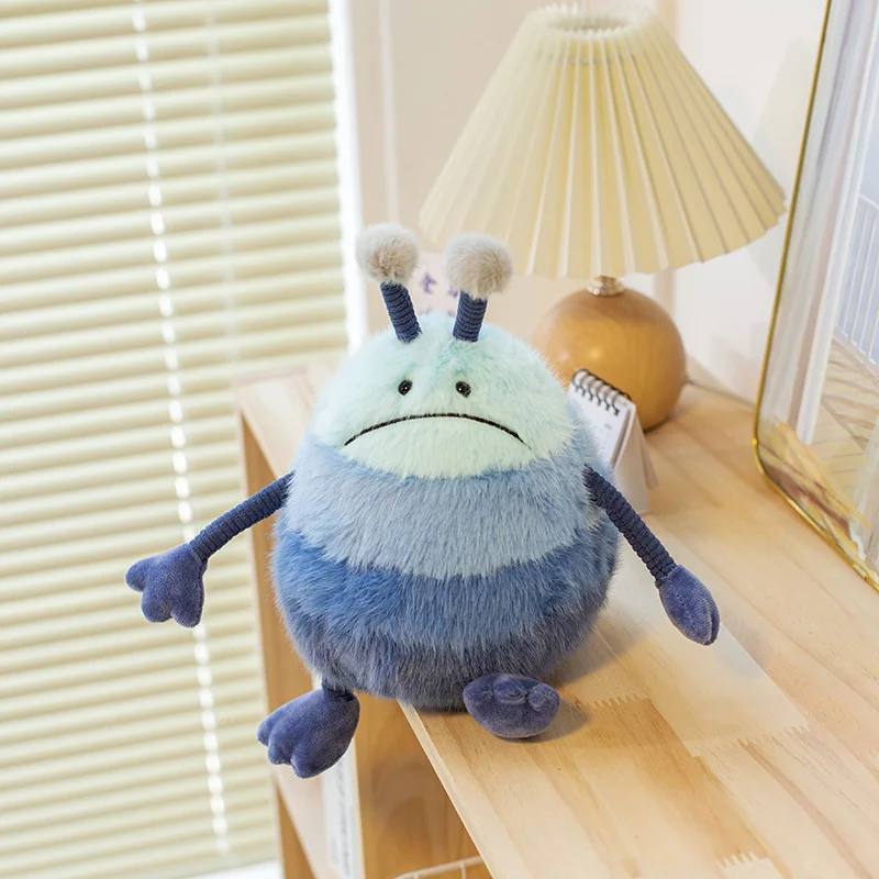 Peluche Monstro Azul 28cm – Peluche Infantil do Espaço Conheça o Peluche Monstro Azul 28cm, uma divertida criatura extraterrestre da coleção Space. Macio, original e perfeito para pequenos exploradores do espaço.